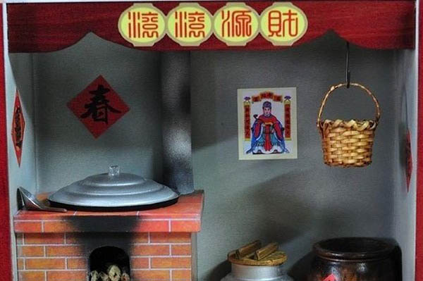 Một gian bếp xưa của người Trung Quốc có dán tranh thờ Táo Quân vào ngày Tết
