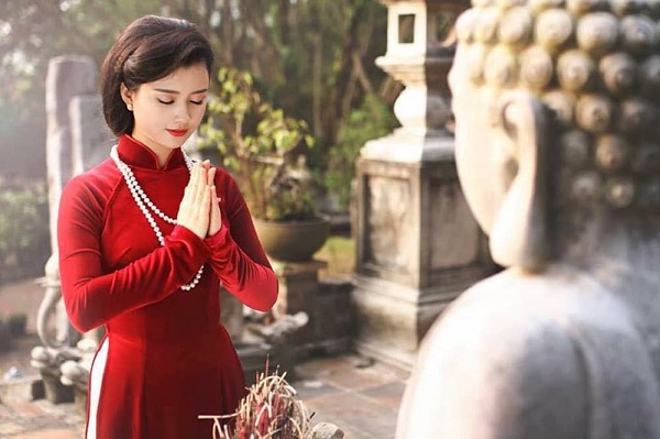 đi chùa cầu duyên trong ngày lễ thất tịch tại Việt Nam